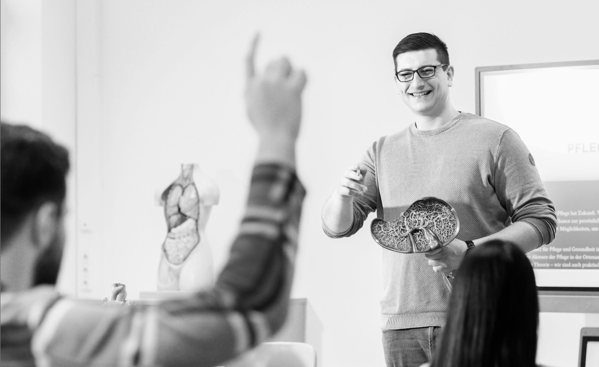 Lehrer vor einer Klasse der Akademie2 Abbildung: Lehrer vor einer Klasse der Akademie2